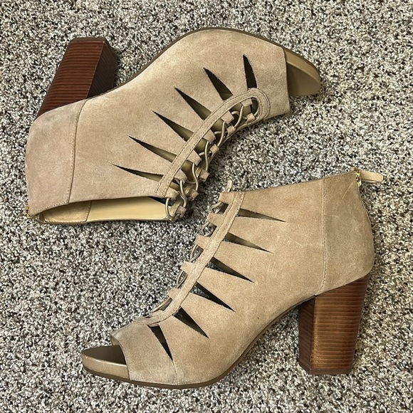 MICHAEL Michael Kors Elsie Cutout Lace-Up Suede Bootie Size 9.5 - Picture 9 of 16
